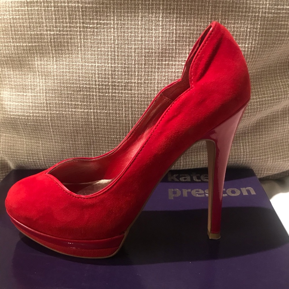 Red Pumps with Scalloped Detail - Suede
